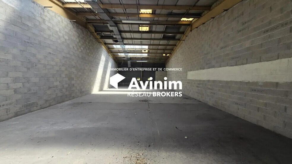 Industrial in Neuilly-en-Thelle for sale - Interior Photo - Image 2 of 17