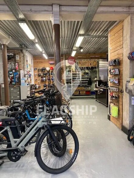 Retail in Paris for lease - Building Photo - Image 1 of 8