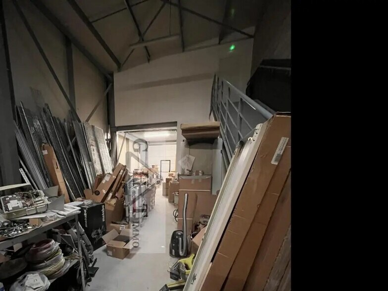 Industrial in Servon for lease - Building Photo - Image 1 of 5