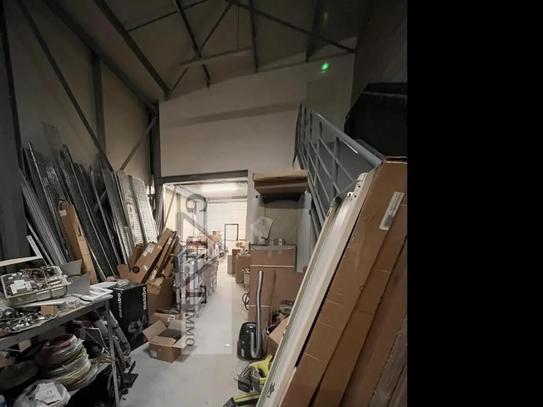 Industrial in Servon for lease Building Photo- Image 1 of 6