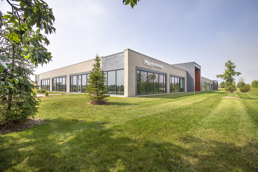 12200 N Corporate Pky, Mequon, WI for lease - Building Photo - Image 1 of 20