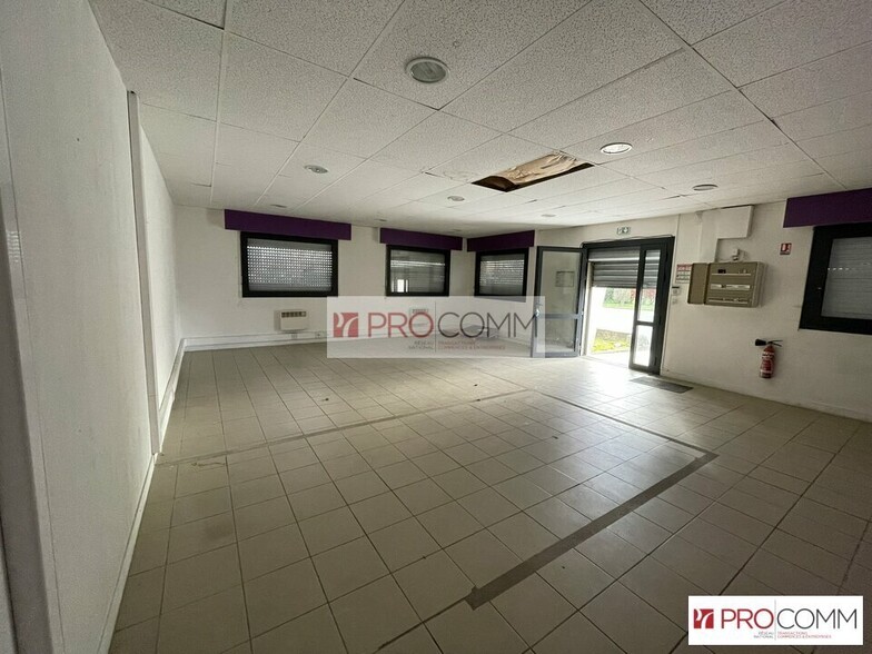 Retail in Chartres for lease - Interior Photo - Image 2 of 7