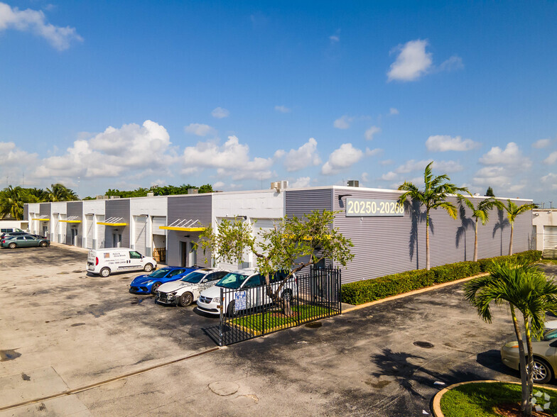 20250-20268 NE 15th Ct, Miami, FL for lease - Primary Photo - Image 1 of 13