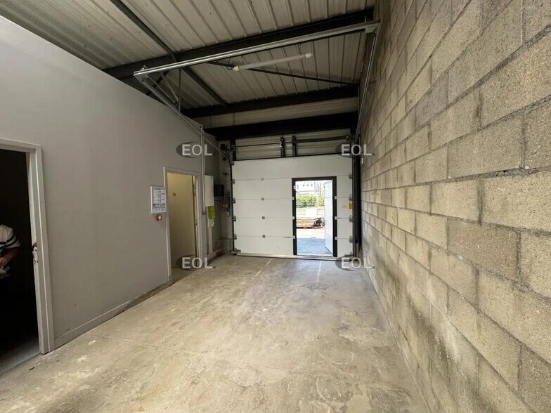 Flex in Sainte-Geneviève-des-Bois for lease - Interior Photo - Image 3 of 3