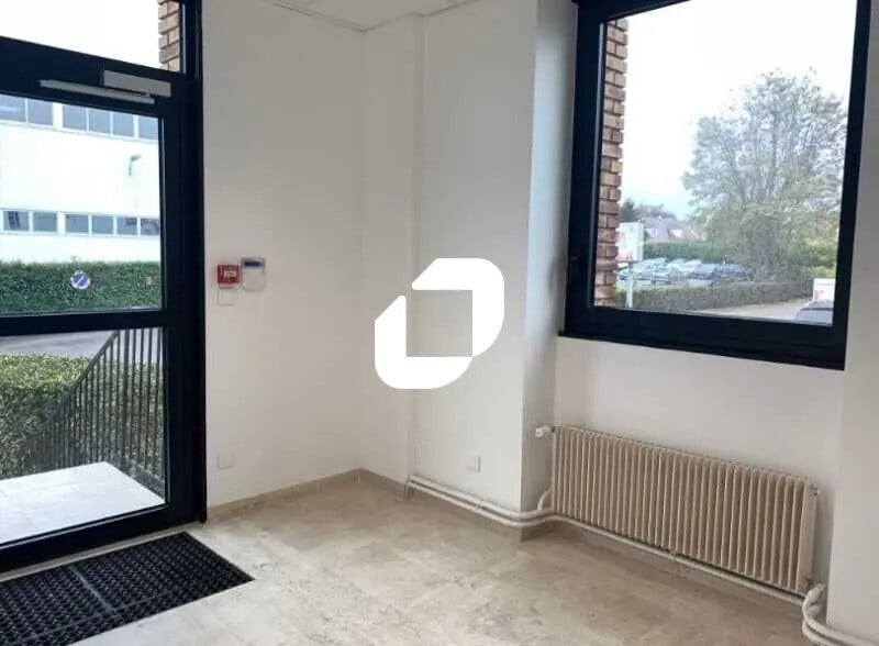 Office in Orgeval for lease - Lobby - Image 3 of 4
