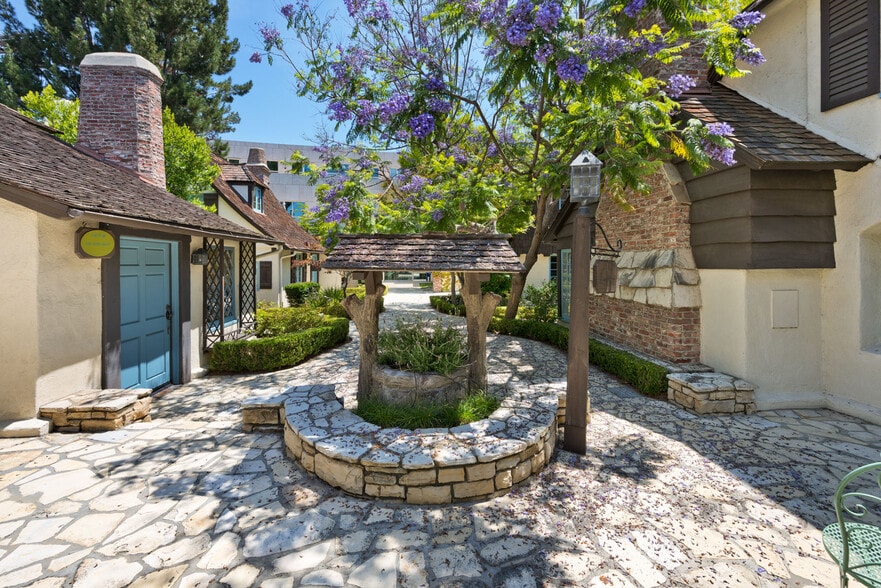 10669-10685 Santa Monica Blvd, Los Angeles, CA for lease - Building Photo - Image 3 of 6