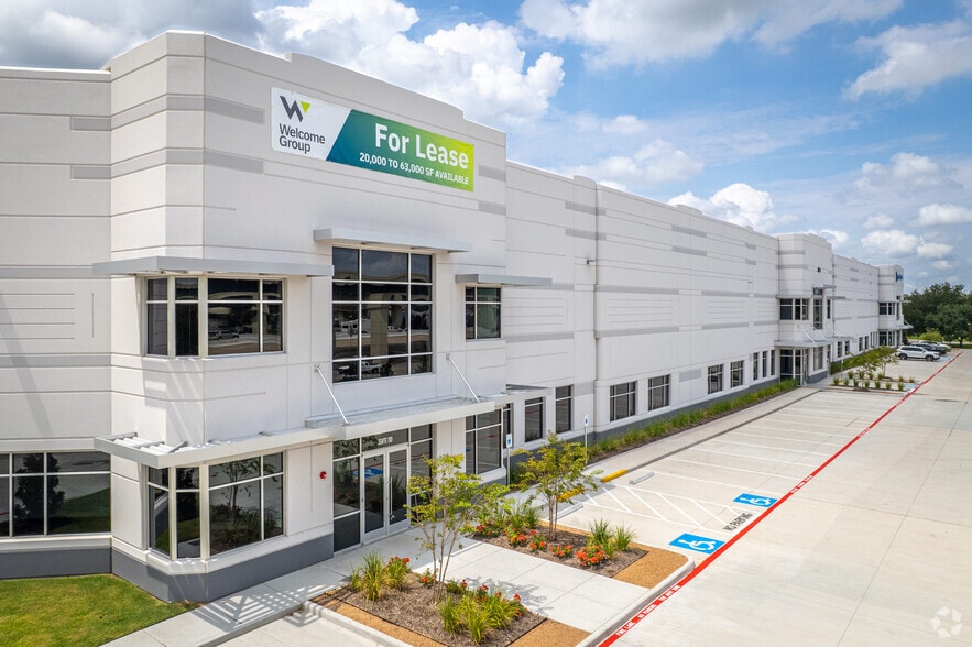 3200 S Sam Houston Pky E, Houston, TX for lease - Building Photo - Image 1 of 14