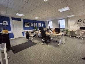 18 Grove Pl, Bedford for lease Interior Photo- Image 2 of 7