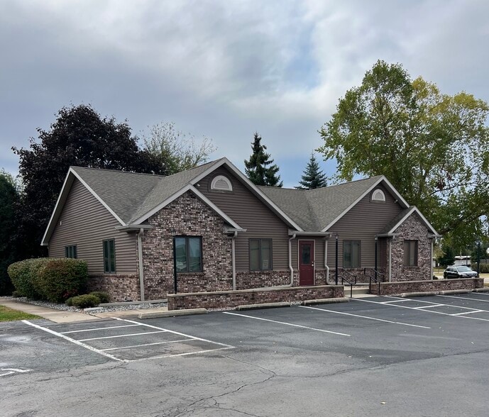 1446 N Randall Ave, Janesville, WI for sale - Building Photo - Image 1 of 10