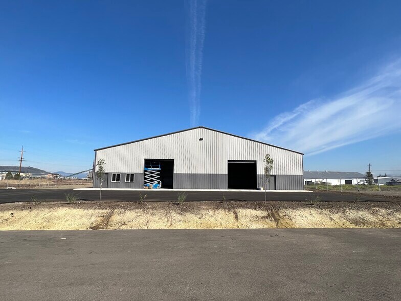 1913 Bobcat Way, White City, OR for sale - Building Photo - Image 1 of 1