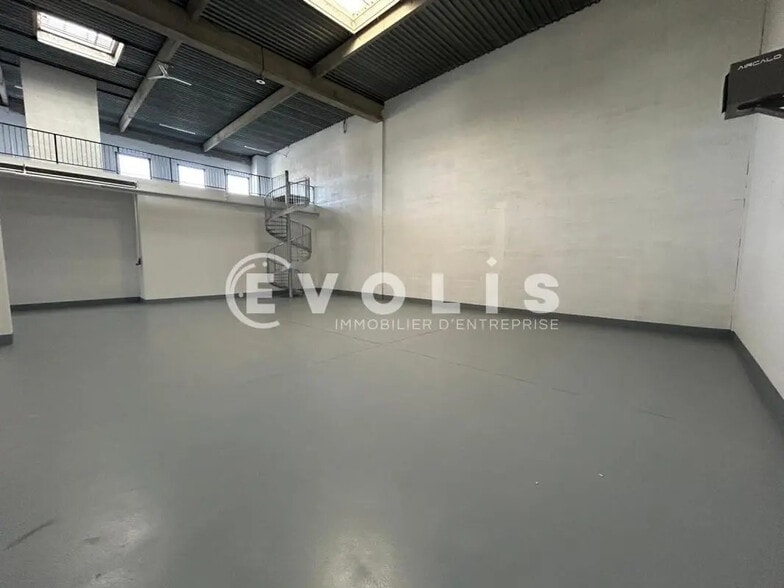 Flex in Lisses for lease - Interior Photo - Image 3 of 11