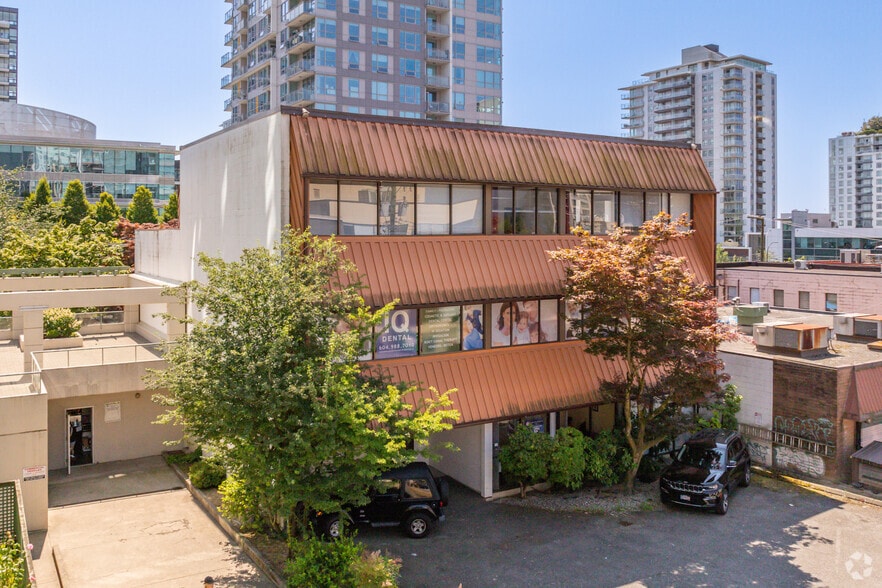 132 14th St E, North Vancouver, BC for sale - Primary Photo - Image 1 of 3