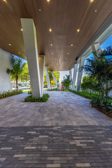 17071 W Dixie Hwy, North Miami Beach, FL for lease - Building Photo - Image 3 of 11