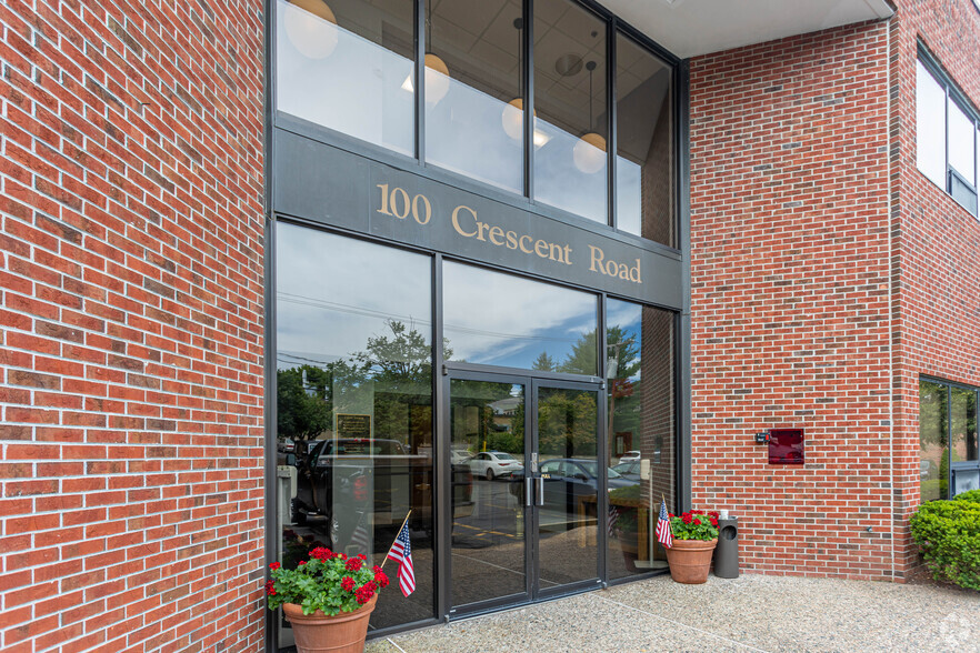 100 Crescent Rd, Needham, MA for lease - Building Photo - Image 3 of 5