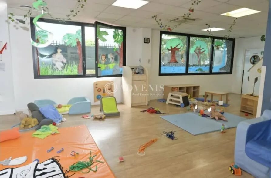 Retail in Vaulx-en-Velin for lease - Building Photo - Image 1 of 12