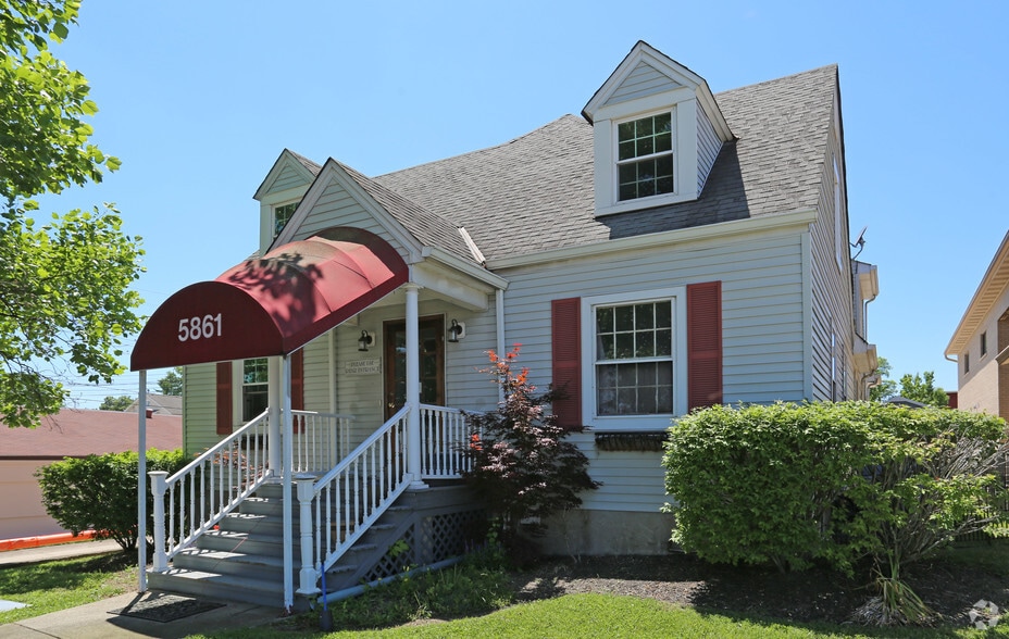 5861 Cheviot Rd, Cincinnati, OH 45247