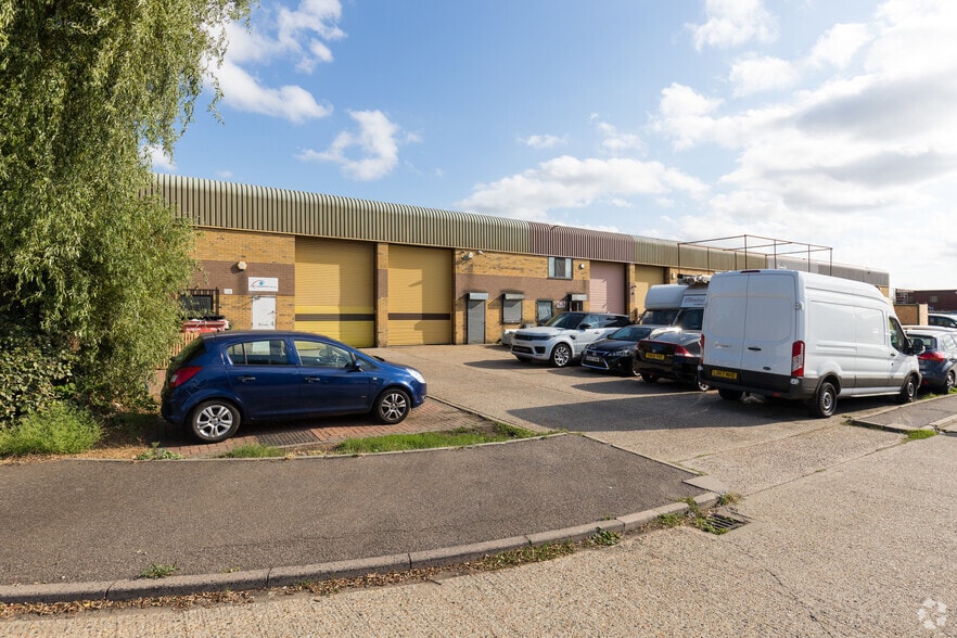 Marsh Way, Rainham for lease - Primary Photo - Image 1 of 4