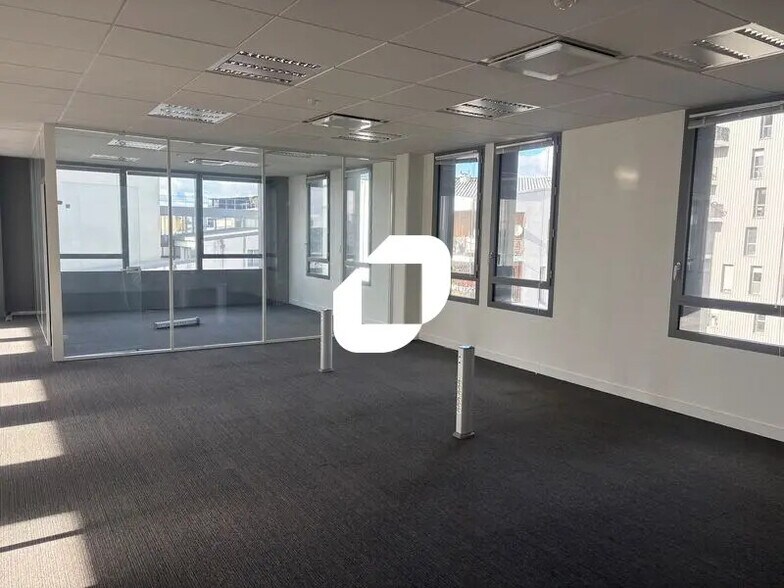 Office in Bordeaux for lease - Interior Photo - Image 3 of 13