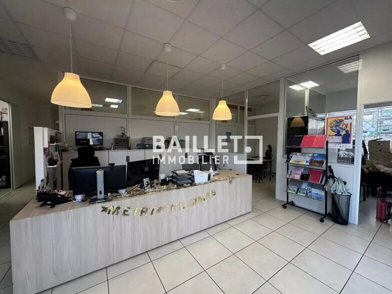Retail in Fréjus for lease - Interior Photo - Image 2 of 24