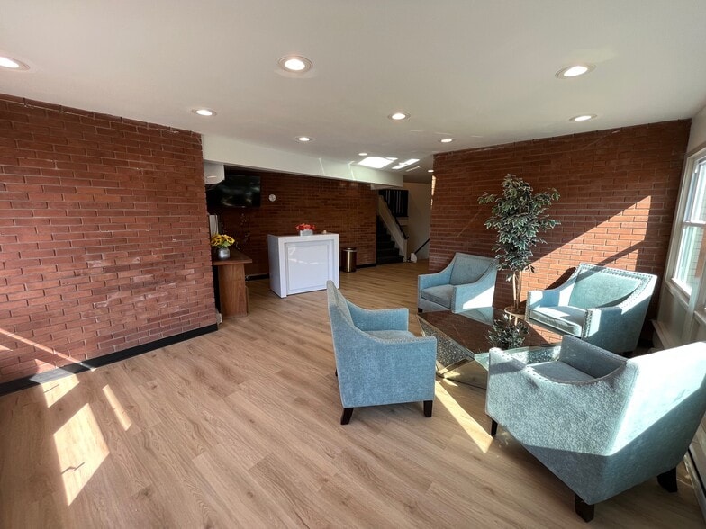 357 E Center St, Manchester, CT for lease - Building Photo - Image 1 of 11