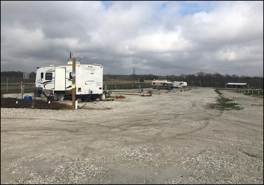 1404 State Highway 31, Mount Calm, TX for sale - Primary Photo - Image 1 of 1