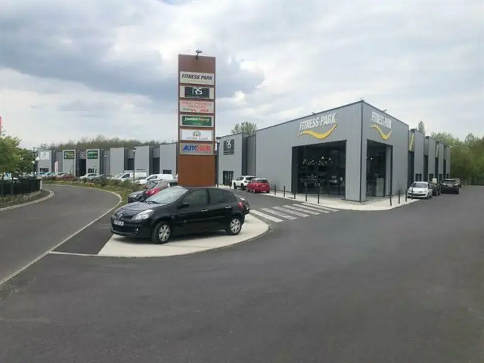 Retail in L'Isle-Adam for lease Building Photo- Image 1 of 4