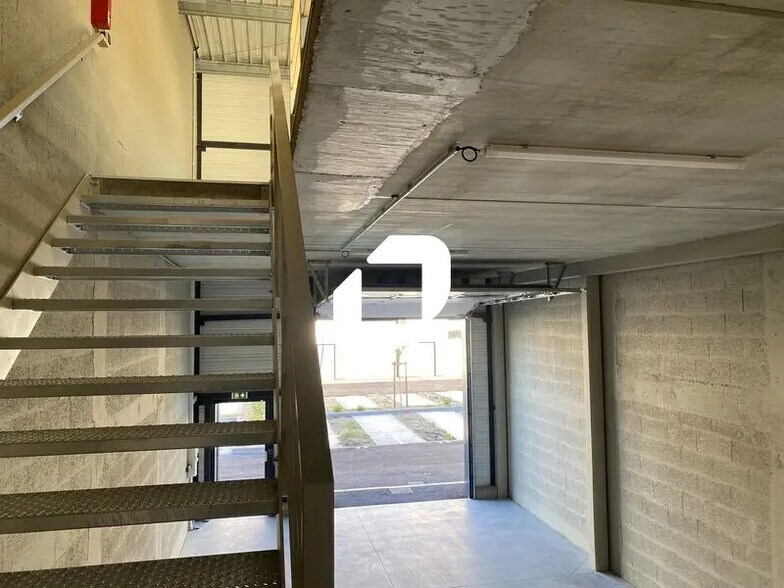 Flex in Gradignan for lease - Interior Photo - Image 3 of 3
