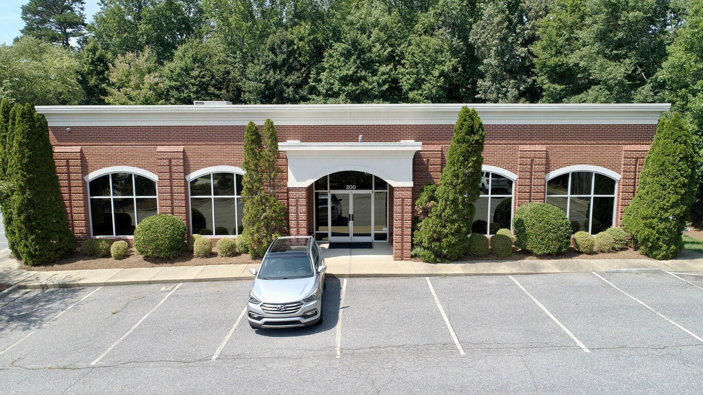 5 Corporate Center Ct, Greensboro, NC for lease Building Photo- Image 1 of 10