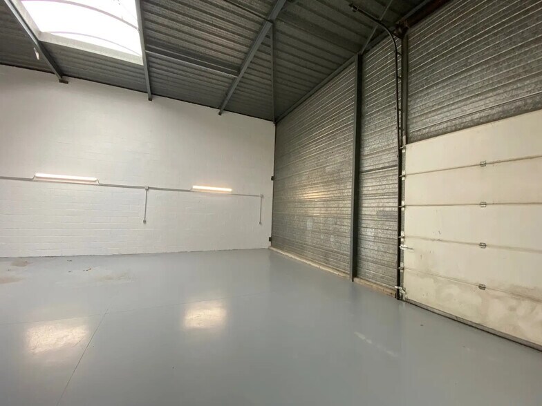 Flex in Eaubonne for lease - Interior Photo - Image 2 of 7