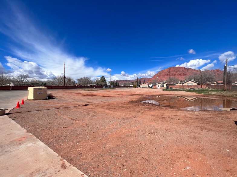 498 Red Mountain Blvd, Ivins, UT for lease - Building Photo - Image 1 of 8