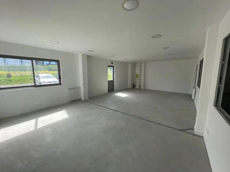 Flex in Venette for lease - Interior Photo - Image 2 of 8