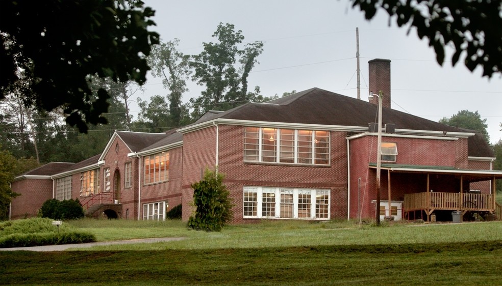 414 Whittier School Rd, Whittier, NC for sale - Building Photo - Image 1 of 1