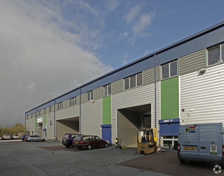 Old Bath Rd, Slough for lease - Primary Photo - Image 1 of 2