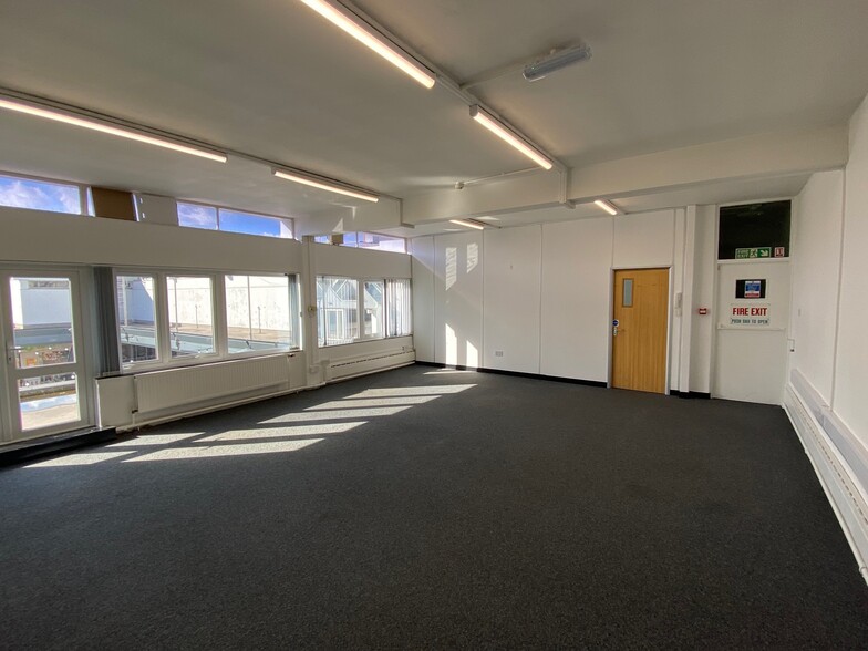 Village Sq, Stockport for lease - Building Photo - Image 1 of 2