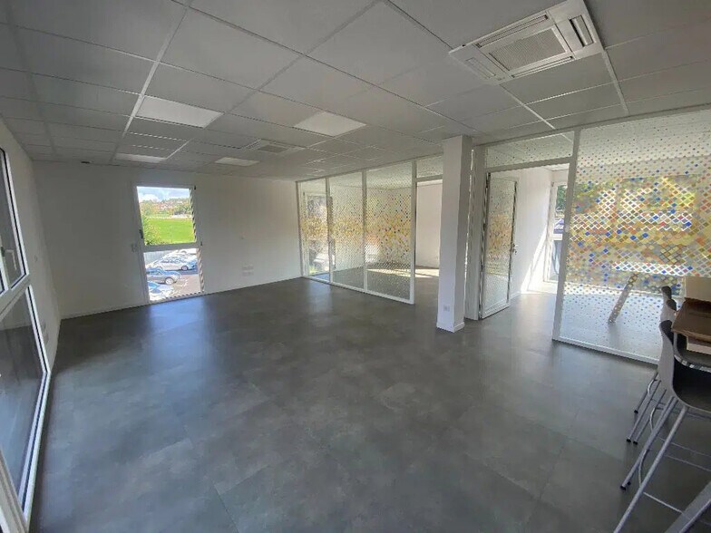 Office in SAINT-MARTIN-BELLEVUE for lease - Interior Photo - Image 2 of 3