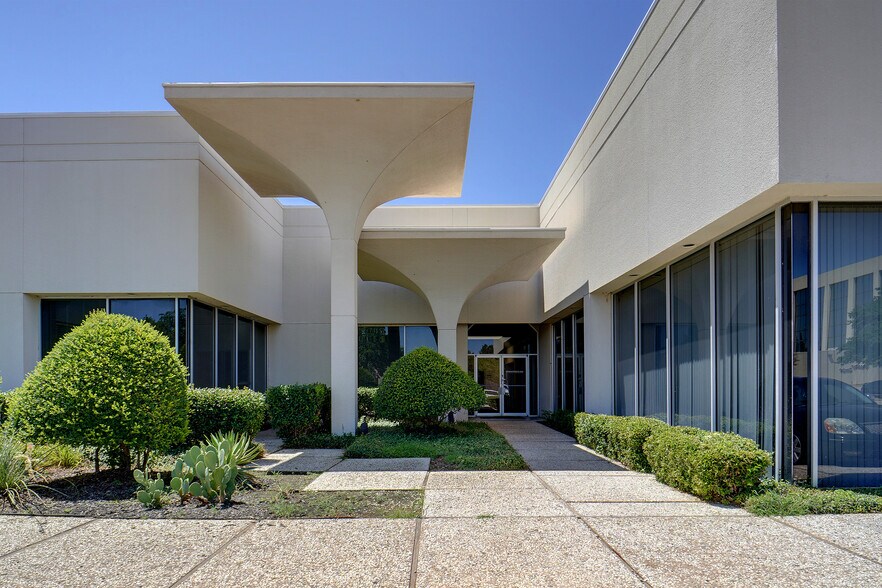 6850 Manhattan Blvd, Fort Worth, TX for lease - Building Photo - Image 1 of 13
