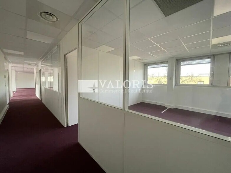 Office in Bron for lease - Interior Photo - Image 2 of 6