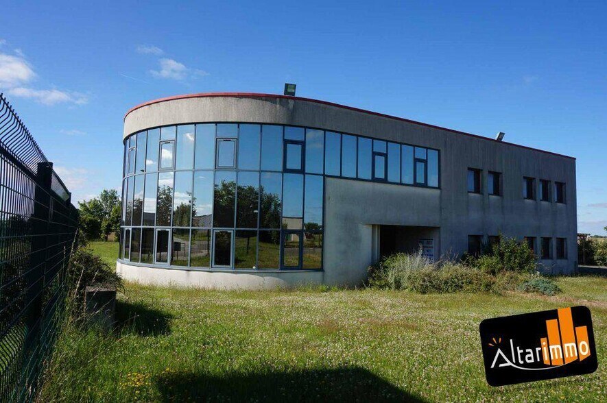 Office in Châteaudun for sale - Building Photo - Image 1 of 5