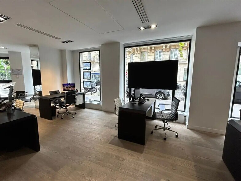 Retail in Paris for lease - Interior Photo - Image 2 of 5