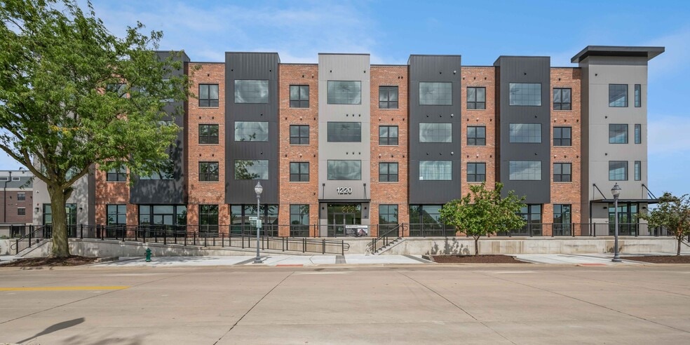 1220 3rd St SE, Cedar Rapids, IA for lease - Building Photo - Image 1 of 13