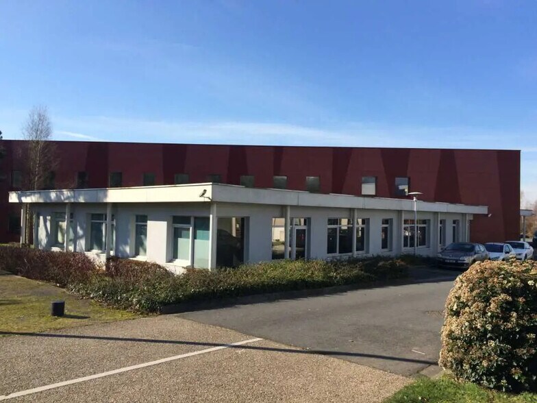 Office in Petit-Couronne for lease - Building Photo - Image 1 of 5