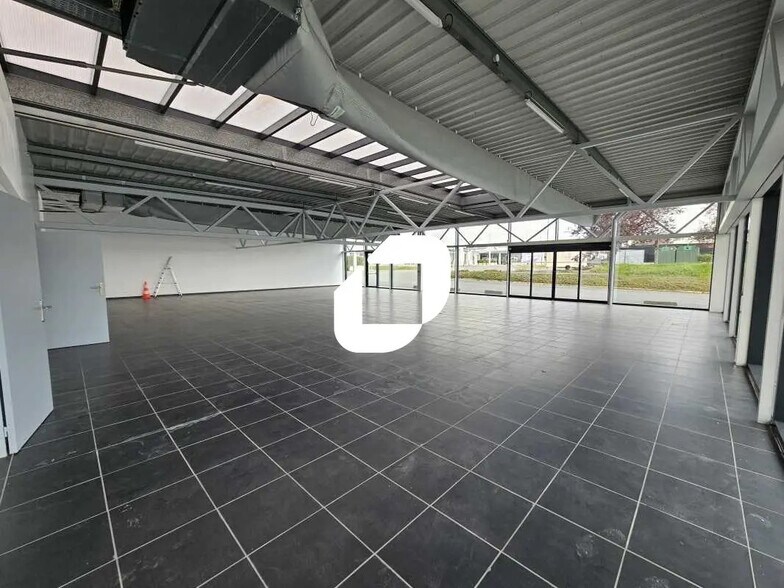 Retail in Longperrier for lease - Interior Photo - Image 2 of 6