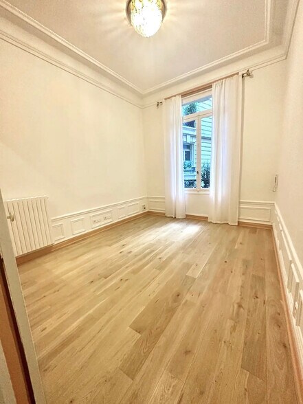 Office in Paris for lease - Interior Photo - Image 3 of 5