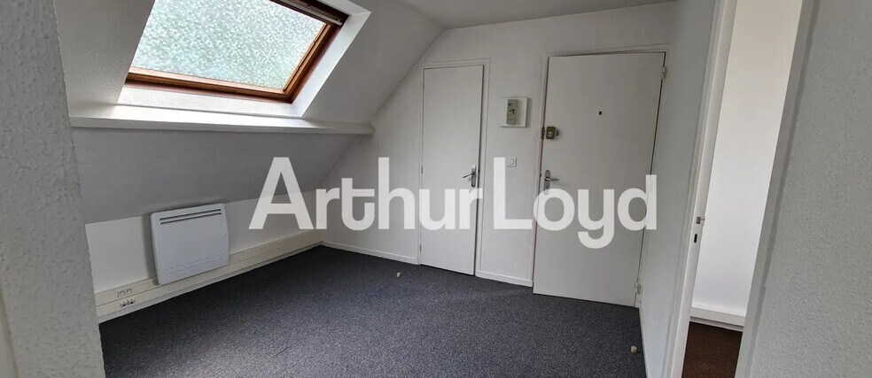 Office in Caen for lease - Building Photo - Image 3 of 3