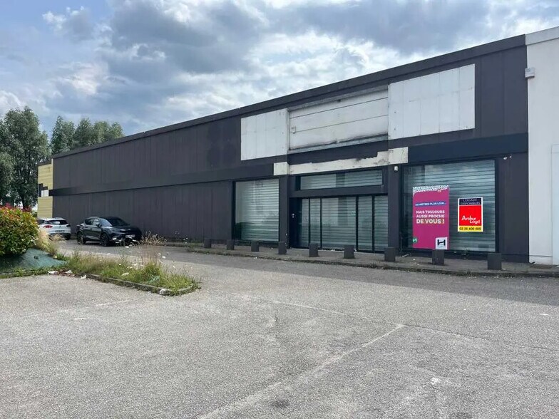 Retail in Barentin for lease - Building Photo - Image 1 of 2