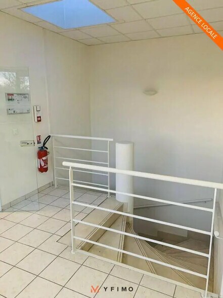 Flex in Poissy for lease - Interior Photo - Image 2 of 5