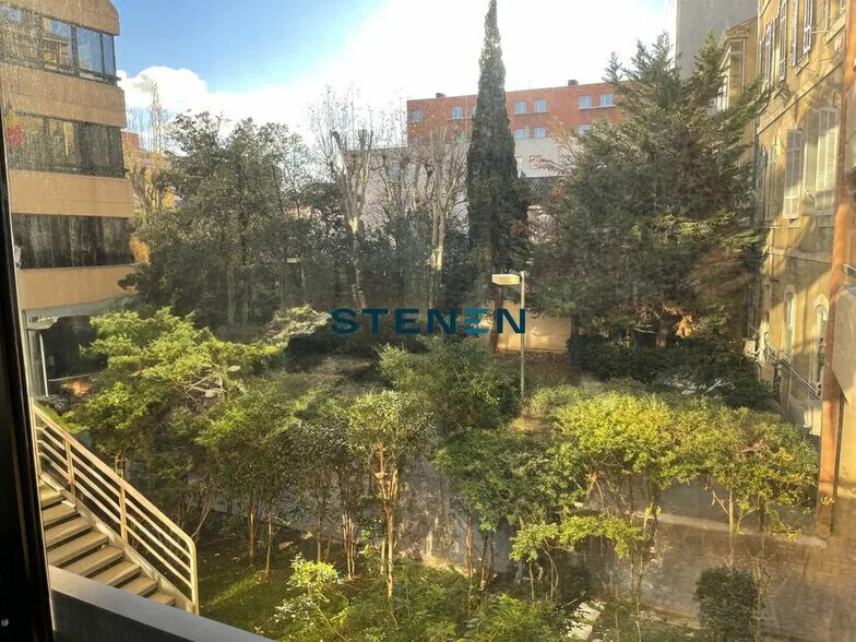 Office in Marseille for lease - Building Photo - Image 3 of 11