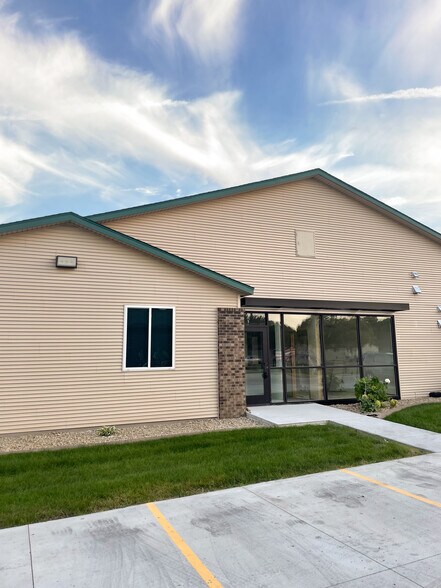 3280 20th St, Fargo, ND for lease - Building Photo - Image 1 of 4
