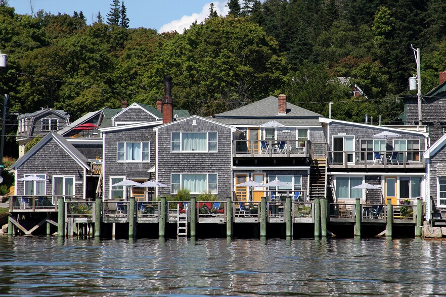 45 Main St, Stonington, ME 04681