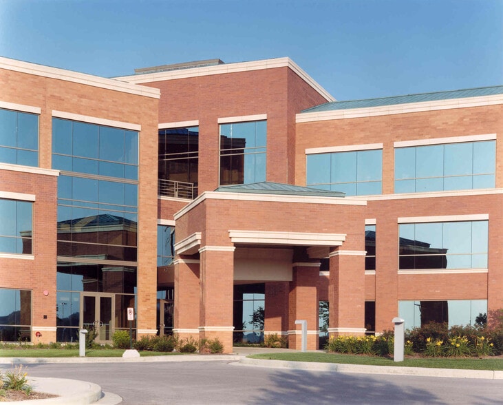 10000 Innovation Dr, Wauwatosa, WI for lease - Building Photo - Image 3 of 18